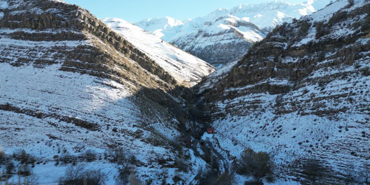 Şırnak’ta 3 Bin Rakımlı Karlı Dağlar Kartpostallık Görüntüler Oluşturdu