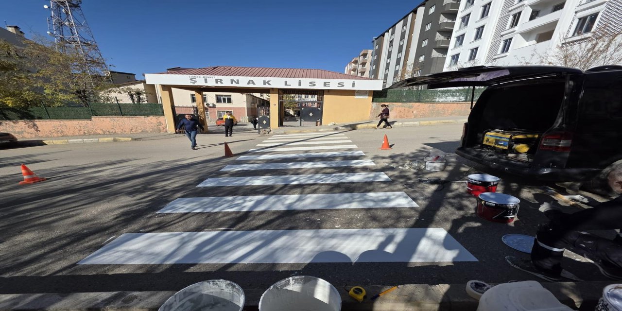 Şırnak Belediyesi Öğrencilerin Güvenliği İçin Okul Önlerinde Yaya Geçidi Çalışmalarını Sürdürüyor