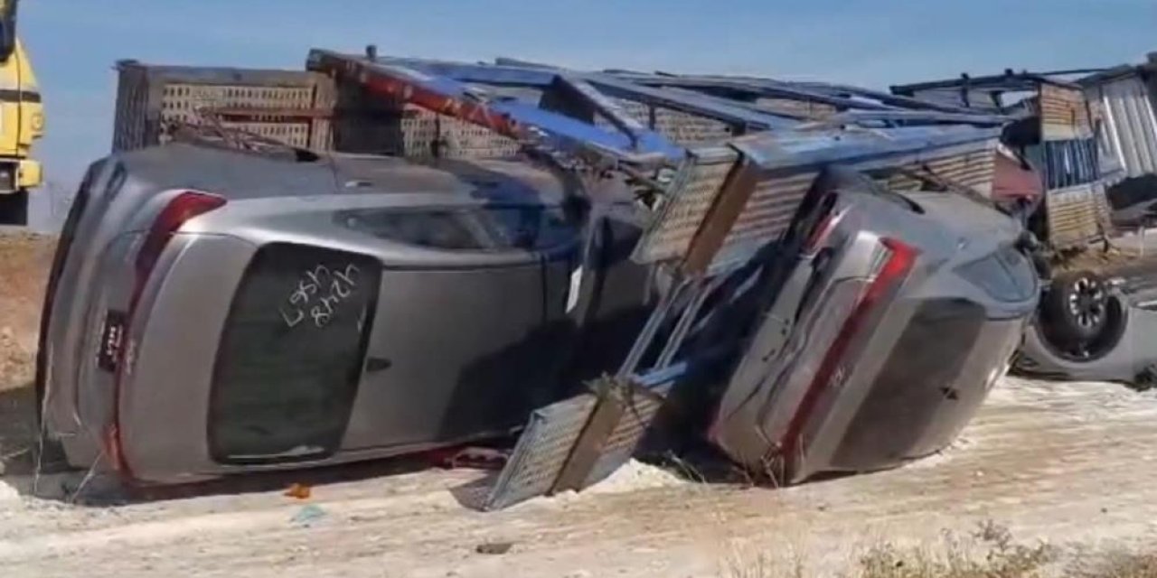 Devrilen tırda bulunan milyonluk sıfır araçlar hasar gördü