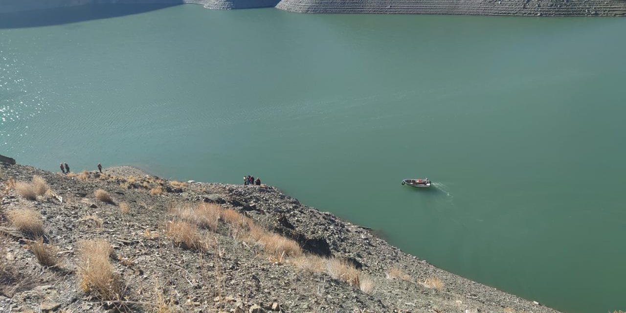 Van’da Otomobil Baraj Gölüne Yuvarlandı! 1 Ölü, 2 Kişi Aranıyor
