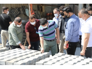 Cizre Kaymakamı Tunç, beton parke ve boru üretim tesisinde incelemelerde bulundu