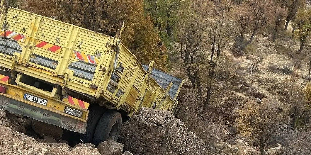 Şırnak-Siirt Yolunda Kamyon Uçuruma Yuvarlandı