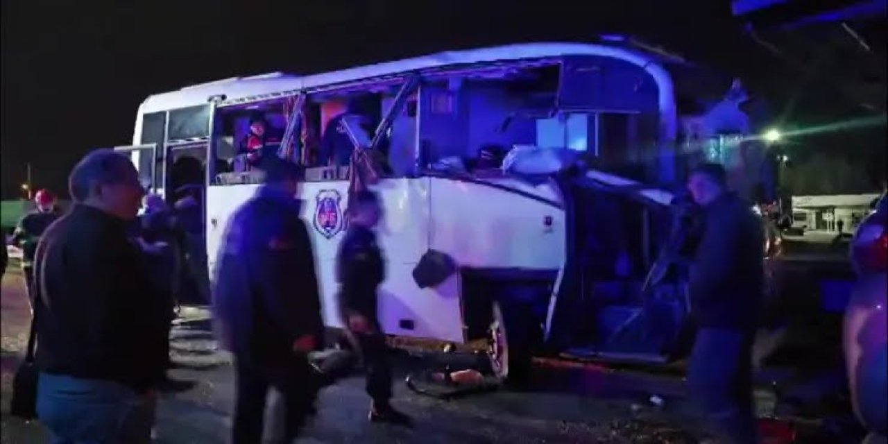 Cezaevi aracı kaza yapan araçlara çarptı: 23 kişi yaralandı