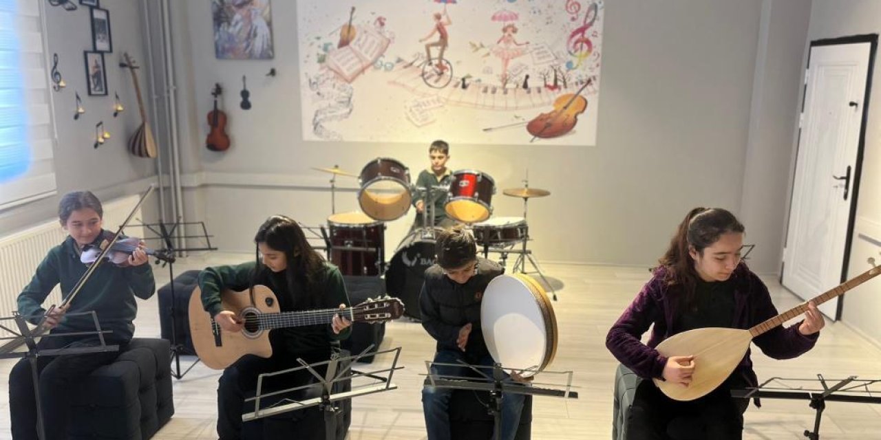 Siirt'te vefalı eş, kocasının anısına okullarda kütüphane ve müzik atölyesi kurdu