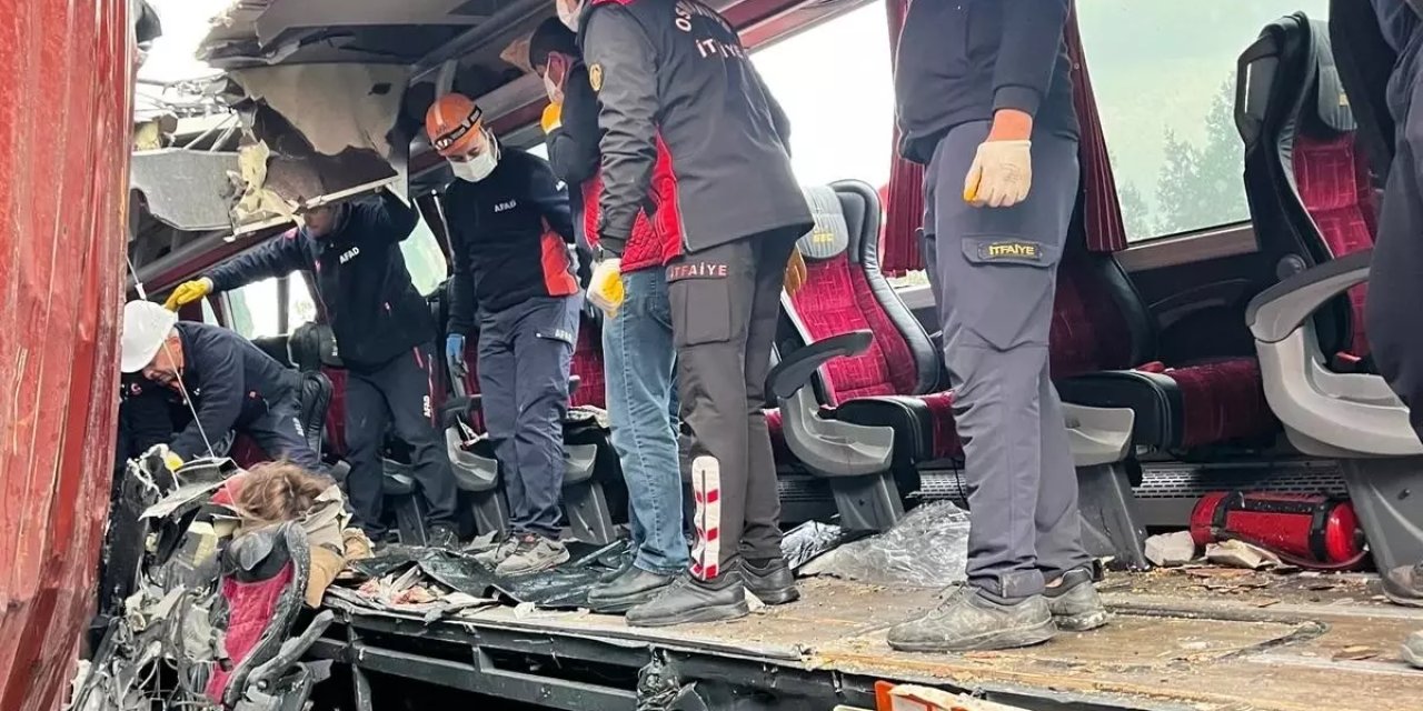 Yolcu otobüsü, tıra arkadan çarptı: 7 ölü, 11 yaralı