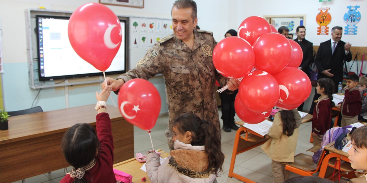 Müdür Sazak’tan Öğrencilere Sıcak Sürpriz: Türk Bayraklı Balonlarla Moral Oldu