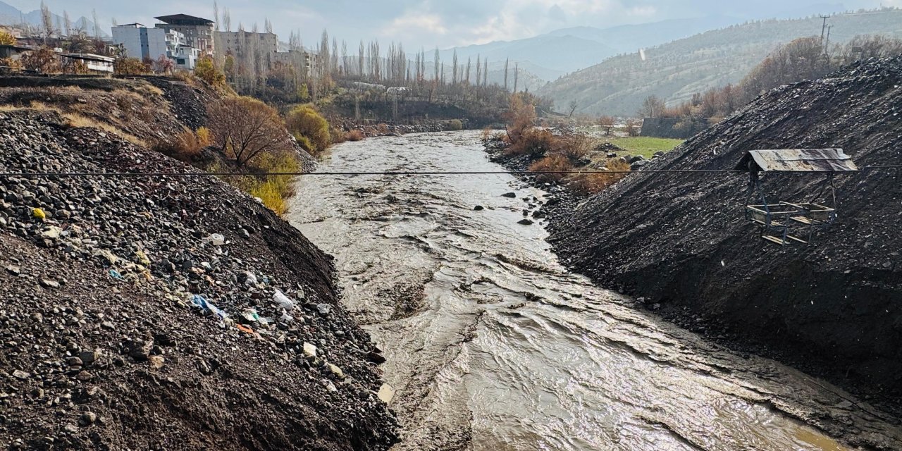 Şırnak’ta Yağış Sonrası Hezil Çayı Coştu, Suyun Debisi Yükseldi
