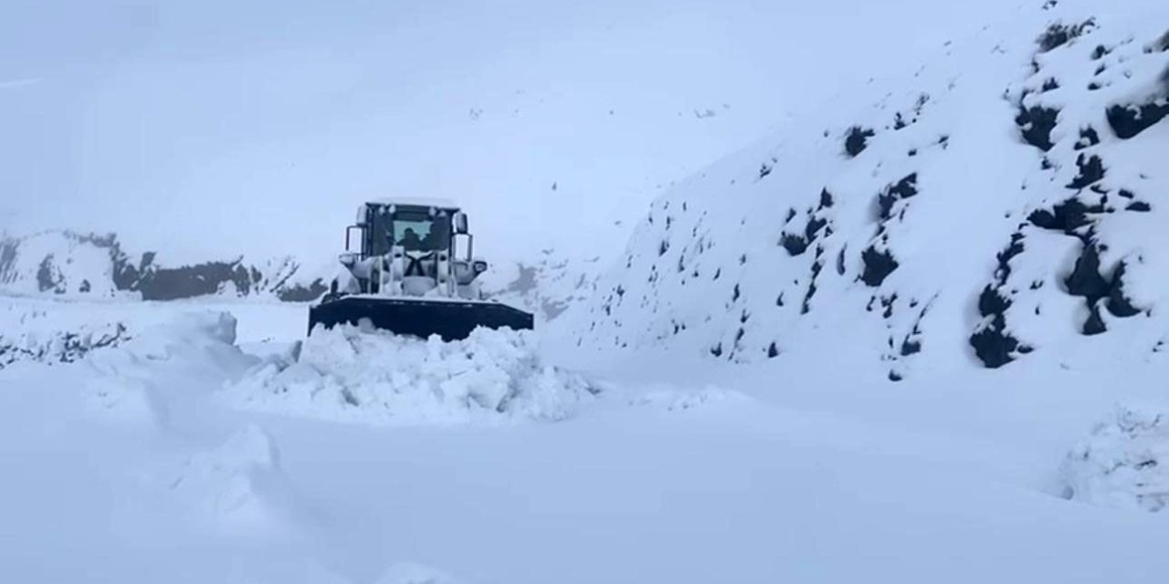 Şırnak’ta Kar Yolları Kapattı, Beyaz Esaret Başladı