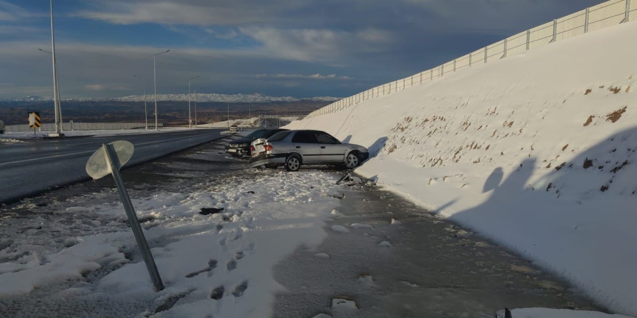 Van-Hakkari kara yolunda zincirleme kazada 5 kişi yaralandı