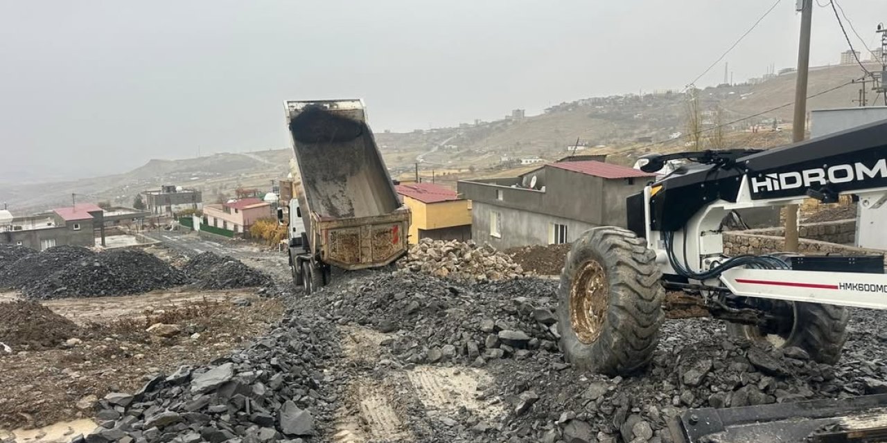 Şırnak Belediyesi Kırsal Bölgelerde Kış Öncesi Kilte Serimi Çalışmalarını Sürdürüyor