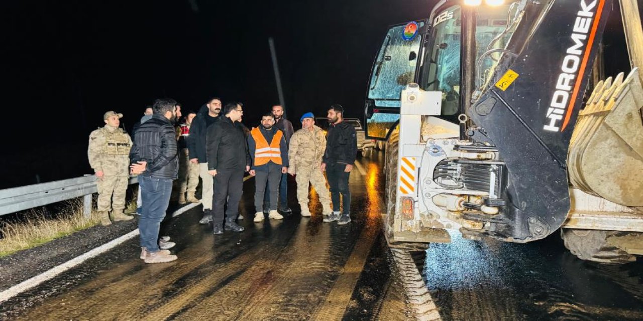 Şırnak'ta Kapanan Yolu Açmaya Çalışan Ekipler ve Kaymakam Ölümden Döndü