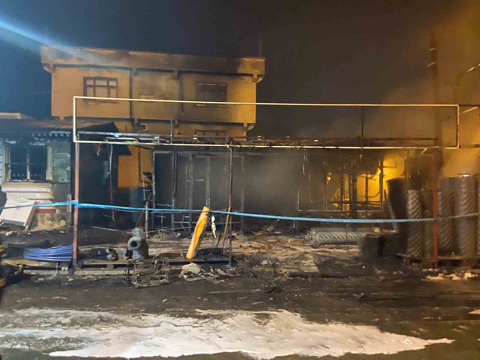 Hırdavat Dükkanı Alev Alev Yandı, Geriye Küller Kaldı
