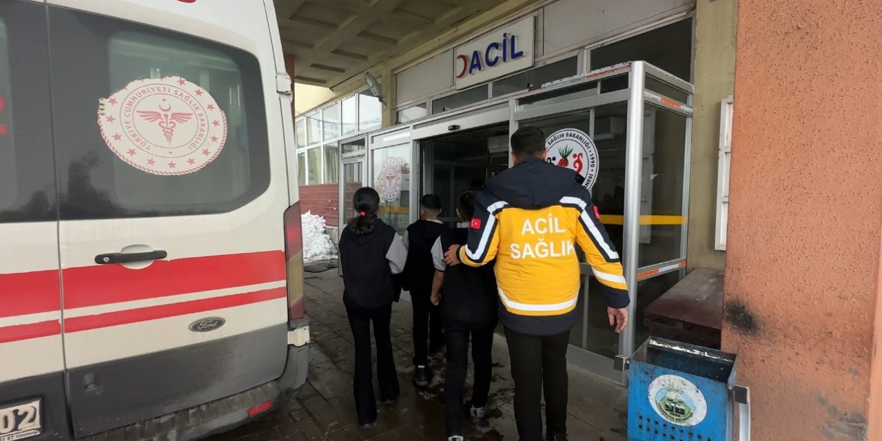 Hakkari’de Yerli Malı Haftası etkinliğinde 40 öğrenci hastanelik oldu