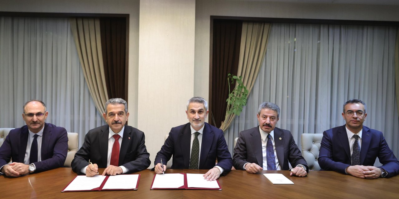 Şırnak’ta Gençlere Büyük Yatırım: 1000 Kişilik Yurt ve Yarı Olimpik Havuz İçin İmza Töreni