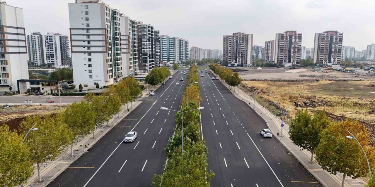 Diyarbakır’da 170 Bin Ton Sıcak Asfaltla Kentin Ana Aksları Yenilendi