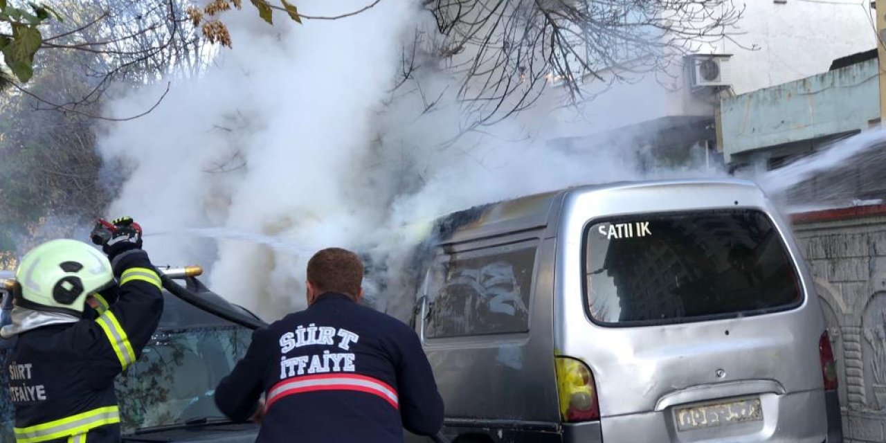 Siirt'te park halindeki kamyonet yanarak kullanılamaz hale geldi