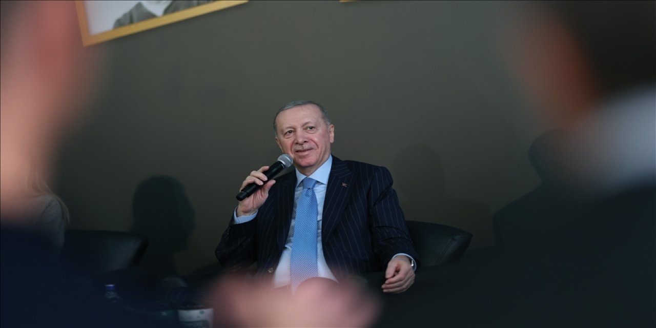 Cumhurbaşkanı Erdoğan, üniversite öğrencileriyle Ahmet Kaya şarkısına eşlik etti