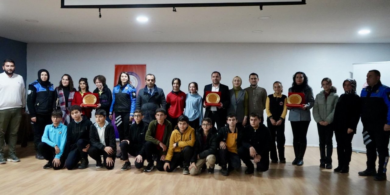 Şırnak’ta 21 Okulun Katılımıyla Ödüllü Bilgi Yarışması Düzenlendi