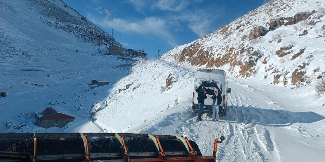 Şırnak’ta karda mahsur kalan 12 kişi saatler sonra kurtarıldı