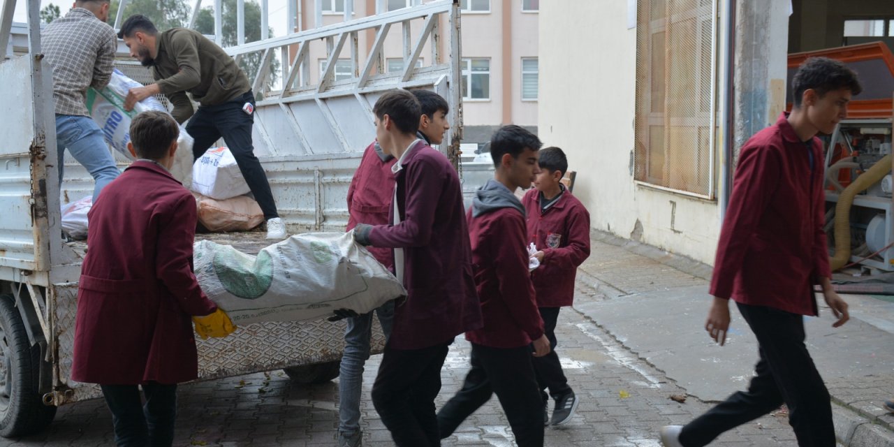 Şırnak’ta öğrencilerden örnek sosyal sorumluluk: 20 aileye dağıtıldı