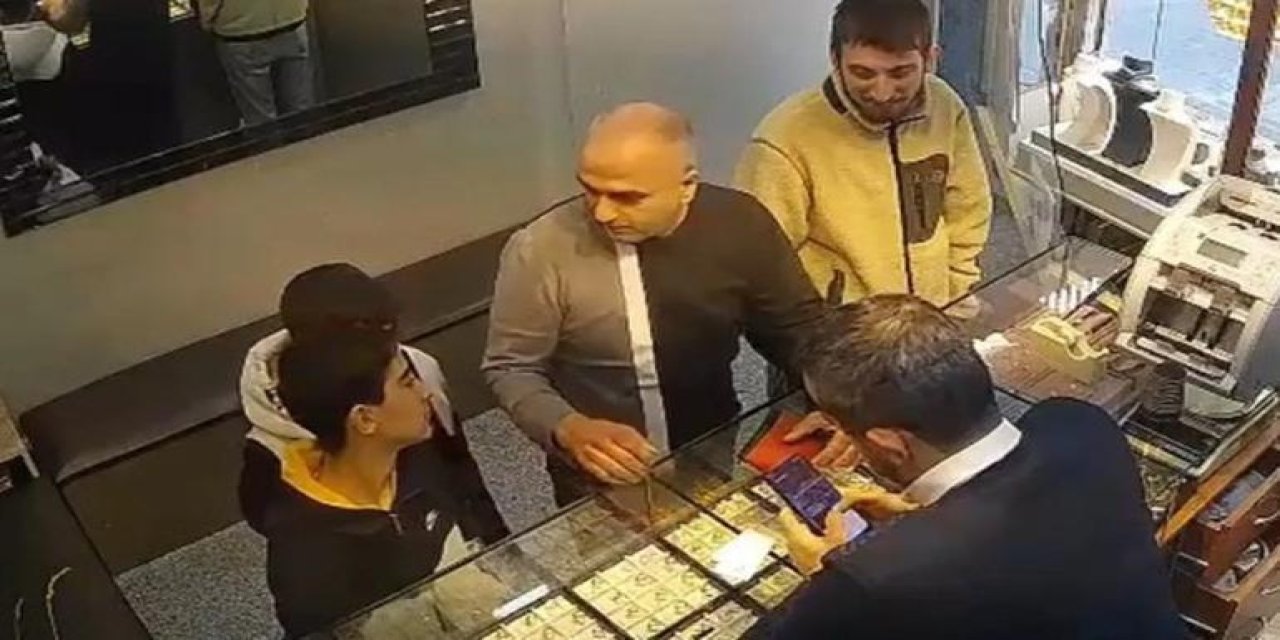 Çocuklar, yolda buldukları içinde altın bulunan çantayı sahibine teslim etti