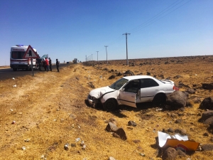 Şanlıurfa'da otomobil şarampole devrildi: 2 yaralı
