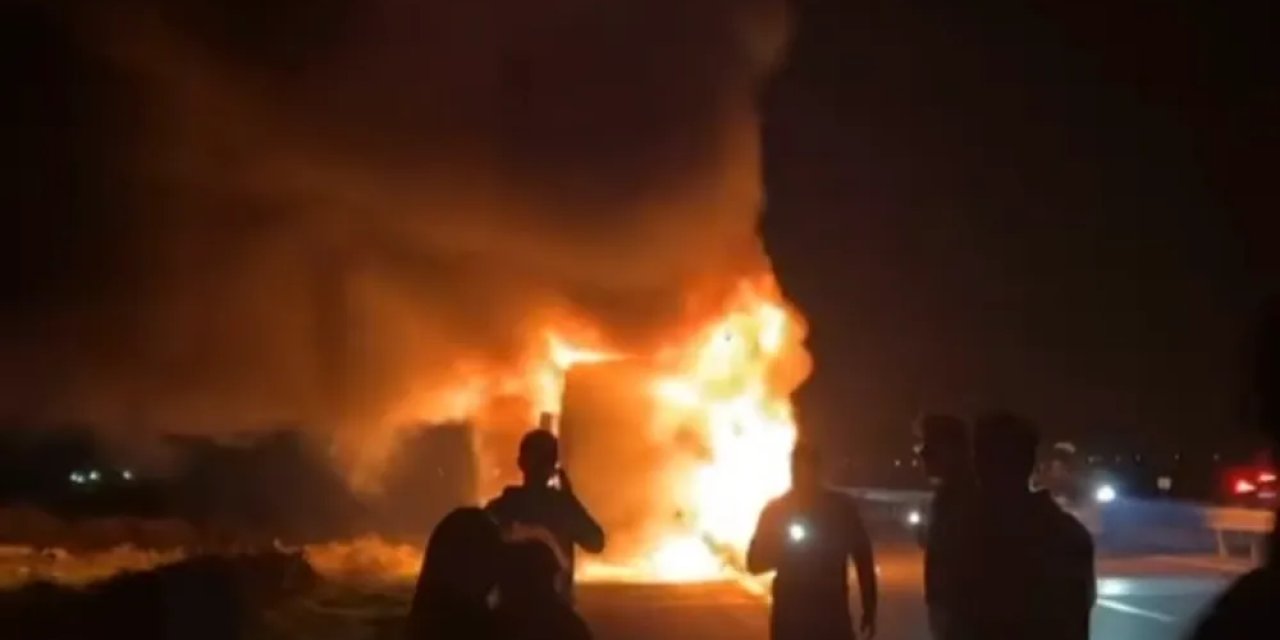 Seyir Halindeki Soğan Yüklü TIR Alev Aldı: Sürücü, Eşi ve Çocuğu Son Anda Kurtuldu