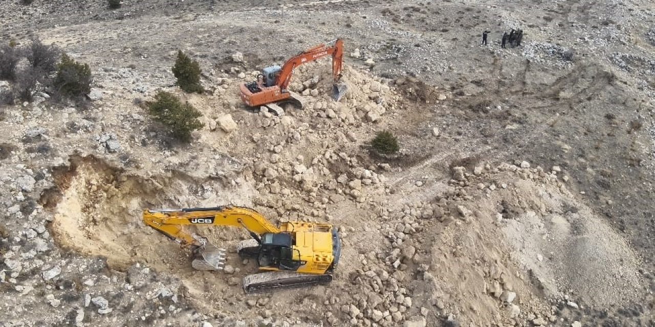 Kepçe ile define aradılar, 14 kişi suçüstü yakalandı