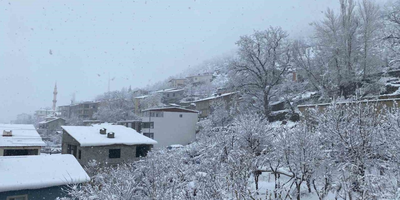 Şırnak Beyaza Büründü, Kar Kalınlığı 1 Metreyi Geçti