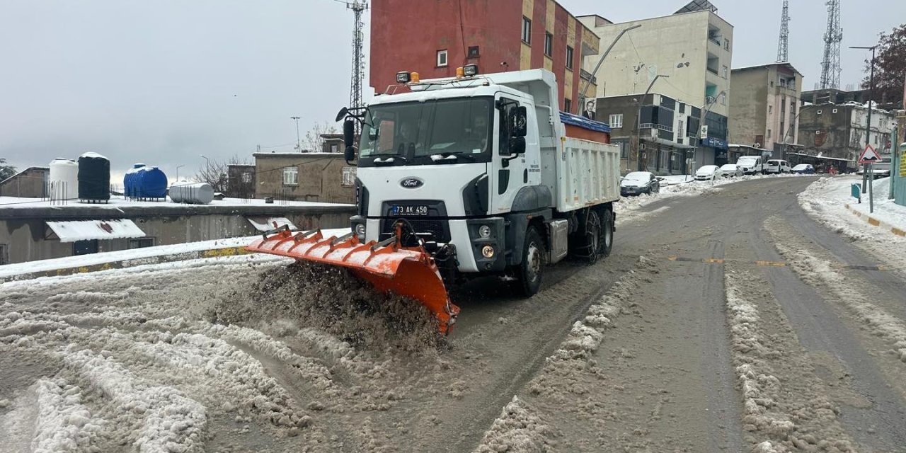 Şırnak’ta Kar Mesaisi Gece Gündüz Sürüyor: Belediye Ekipleri Sahada