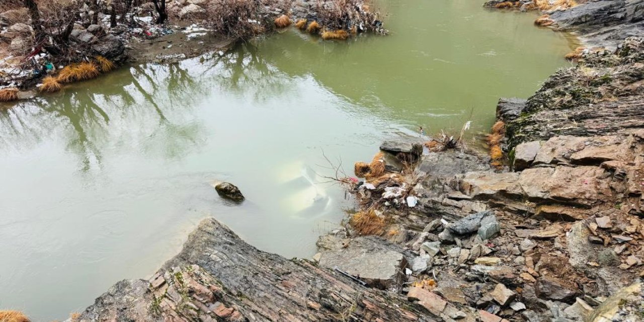 Şırnak'ta Habur Çayı'na düşen otomobildeki 3 kişi yaralandı