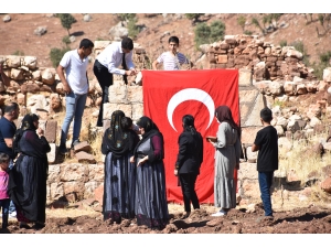 PKK'nın katlettiği yakınlarını saldırının gerçekleştiği eve Türk Bayrağı asarak andılar