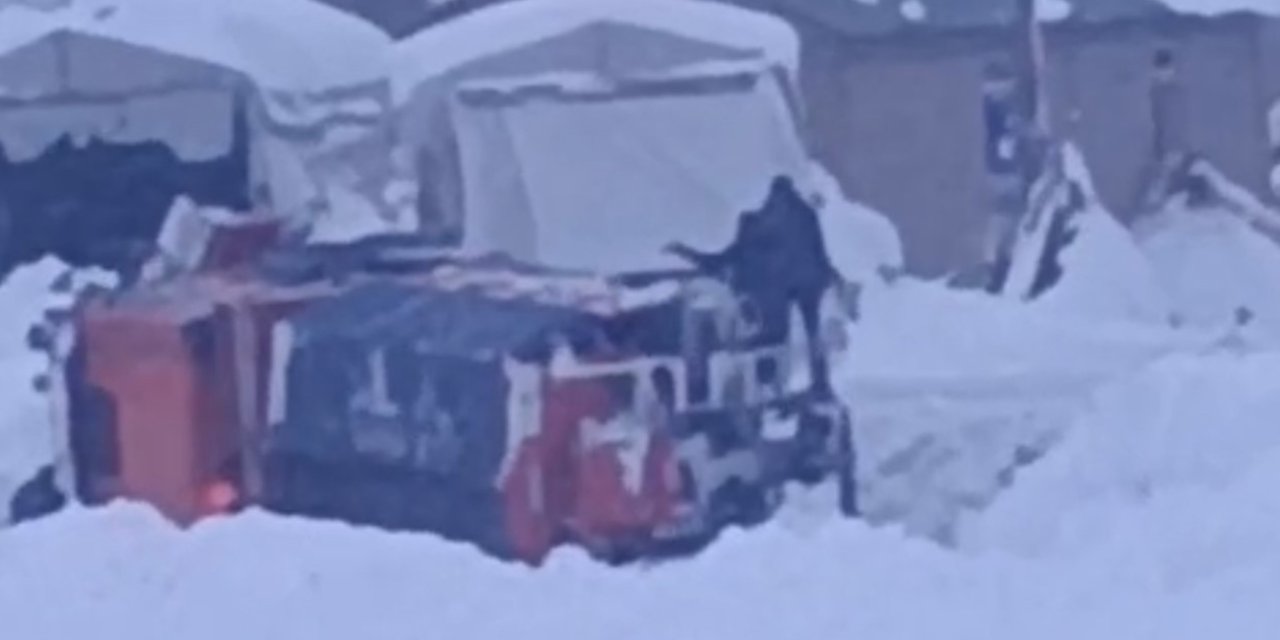 Yüksekova’da karla mücadele aracı çalışma sırasında devrildi