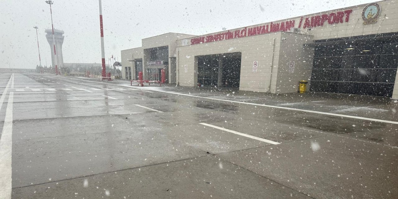 Şırnak’ta Uçak Seferlerine Kar Engeli