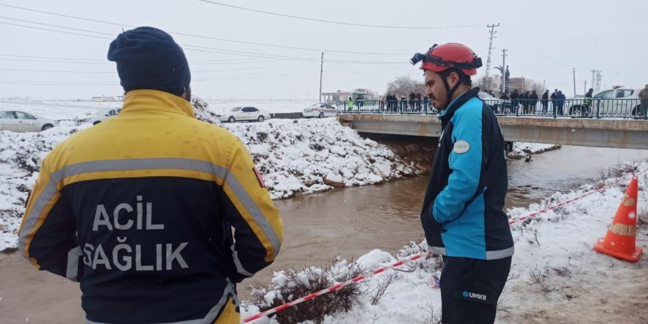 Okul yolunda facia: Otomobil sulama kanalına devrildi, 4 kişi kayboldu