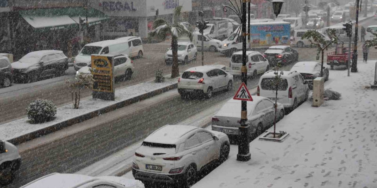 Cizre’ye 6 Yıl Sonra Kar Yağdı!