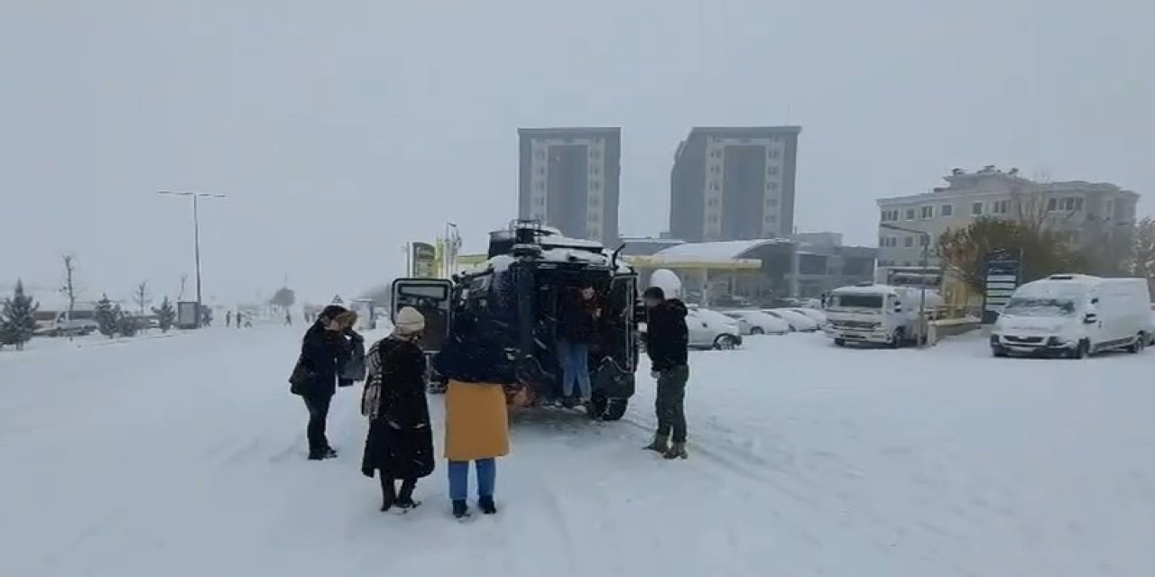 Şırnak’ta Yolda Kalan Öğrencilere Polis Desteği