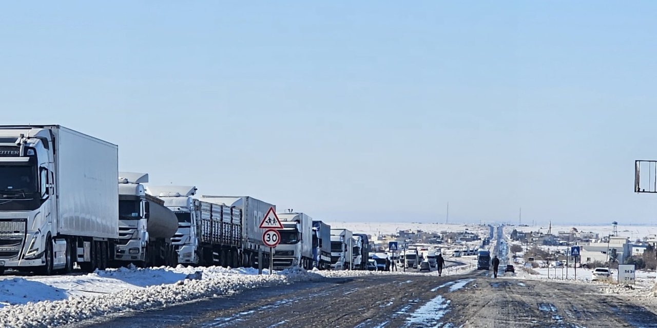 Uluslararası İpek Yolu Saatlerdir Kapalı! Araç Kuyruğu 20 Kilometreye Ulaştı