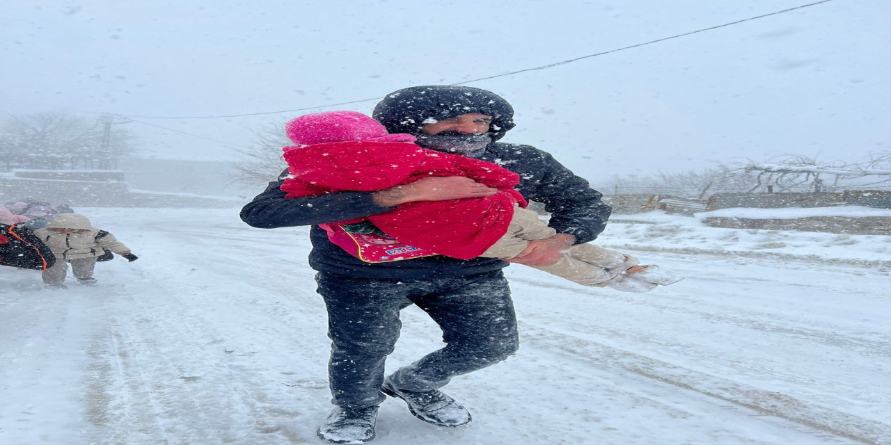 Şırnak’ta Öğretmenden Örnek Davranış: Öğrencileri Kucağında Evlerine Taşıdı