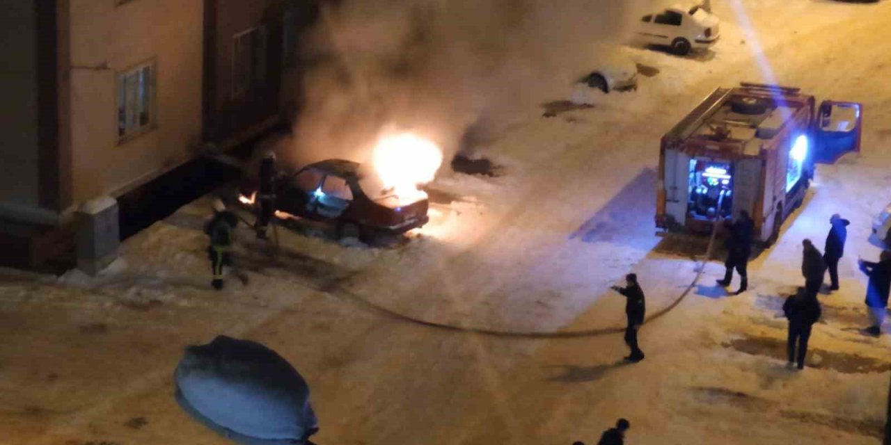 Van’da park halindeki otomobil alev alev yandı