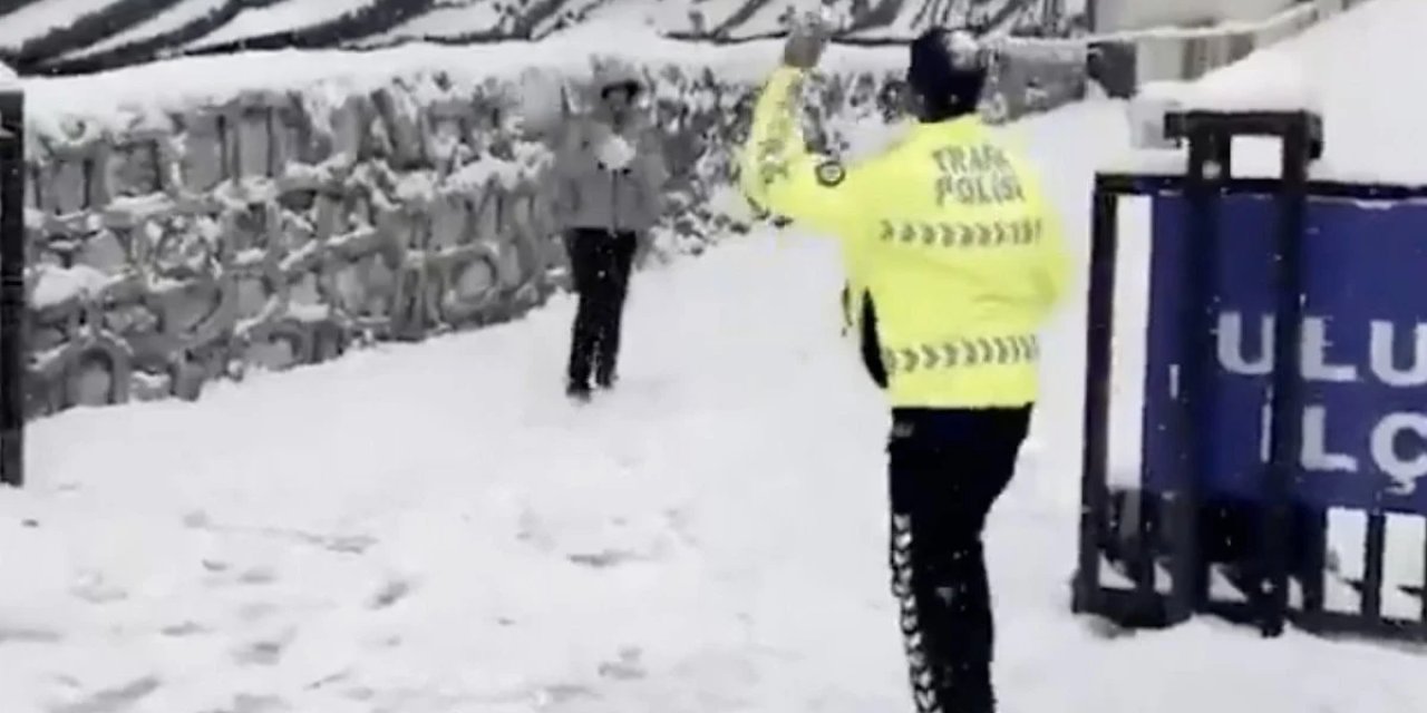 Şırnak'ta Polisler, Çocuklarla Kartopu Savaşı Yaptı