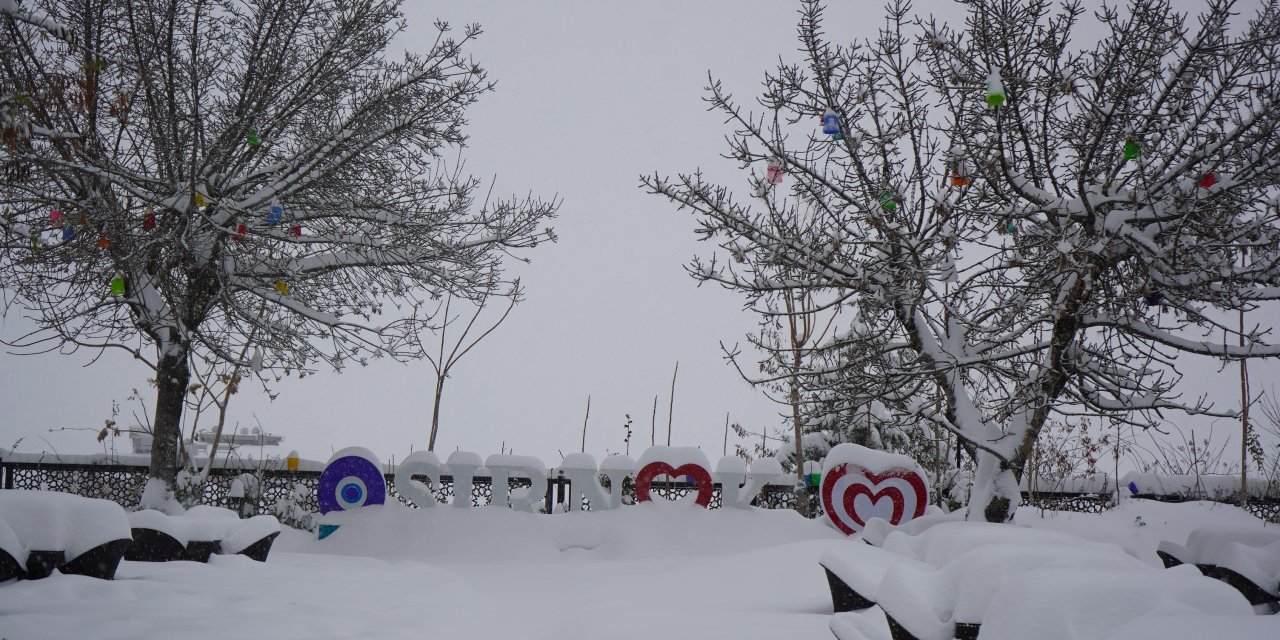 Şırnak’ta Araçlar Kara Gömüldü