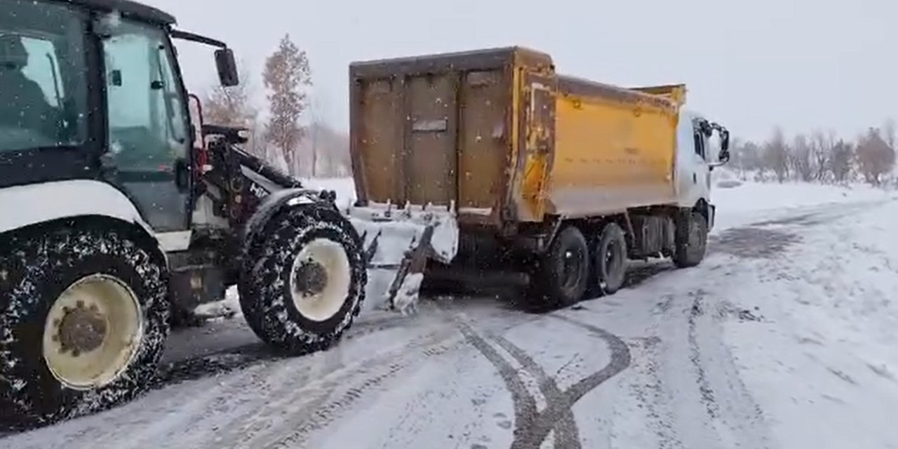 Şenoba’da Karla Mücadele Çalışmaları Sürüyor, Kamyon, İş Makinasına Zor Anlar Yaşattı