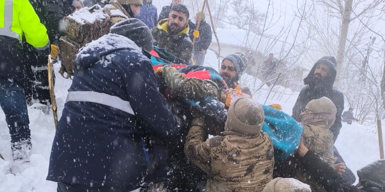 Van'da bir mahalleye çığ düştü: 1 kişi kayıp, 22 ev boşaltıldı