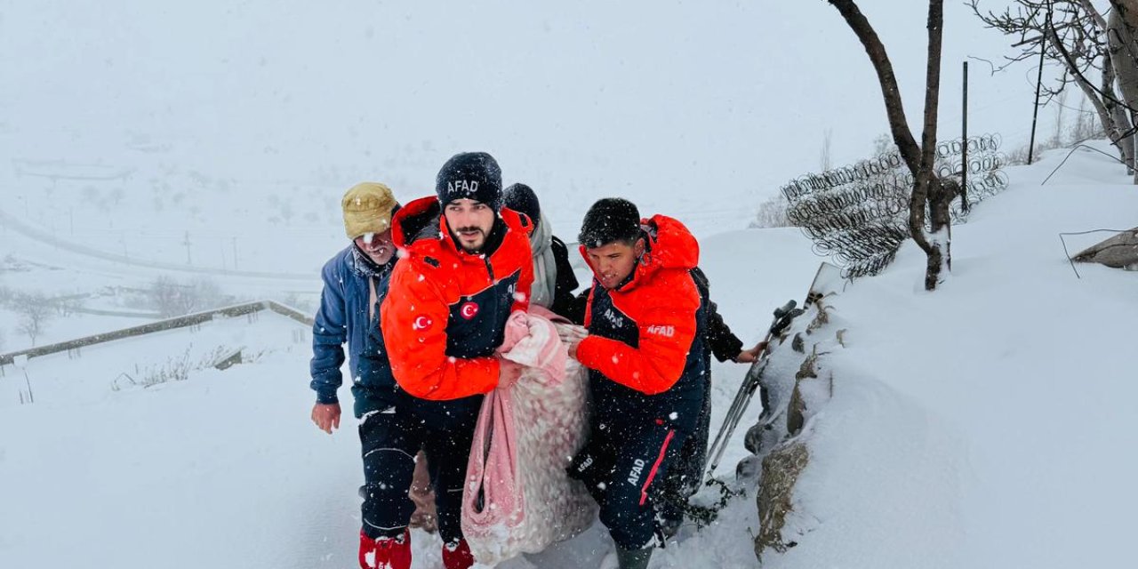Şırnak’ta Kar Engeline Rağmen Yaralı Vatandaş 400 Metre Battaniye ile Taşınarak Kurtarıldı