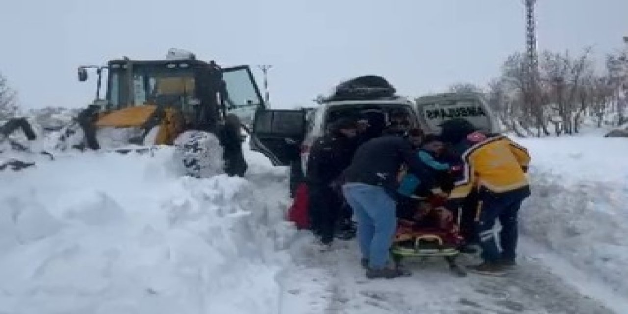 Ekipler Seferber Oldu! Yoğun Kar Altında 3 Saatlik Zorlu Mücadele: Felç Geçiren Hastaya Ulaşıldı