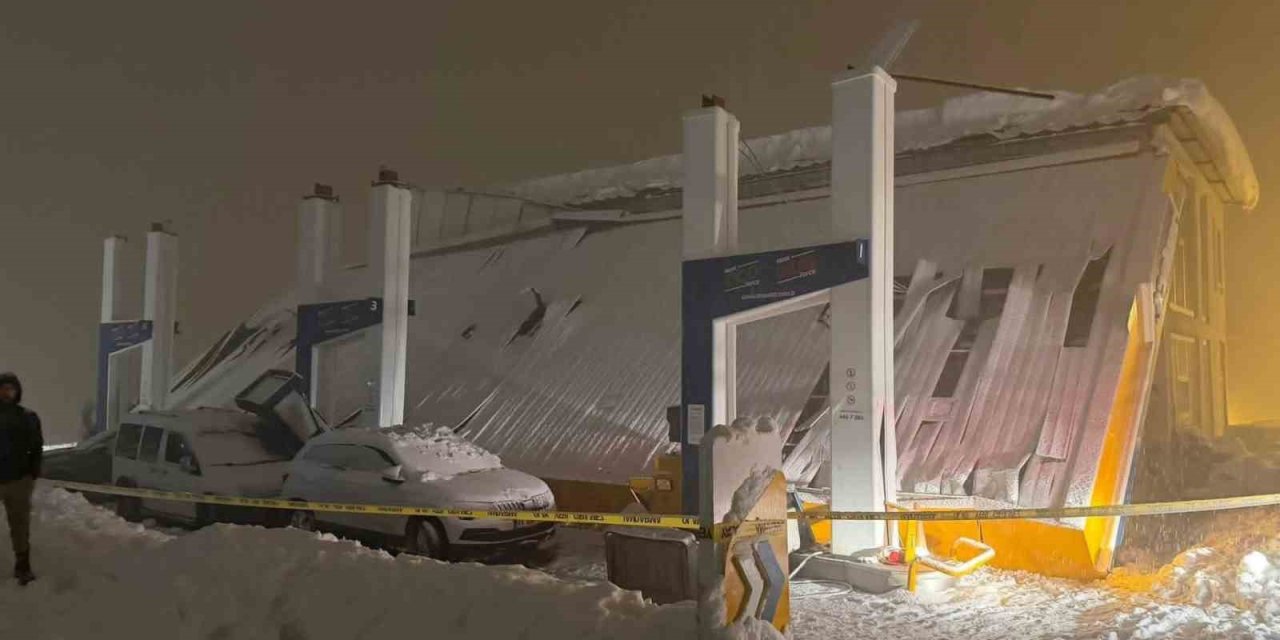 Hakkari’de akaryakıt istasyonunun çatısı çökmesi sonucu 8 kişi yaralandı