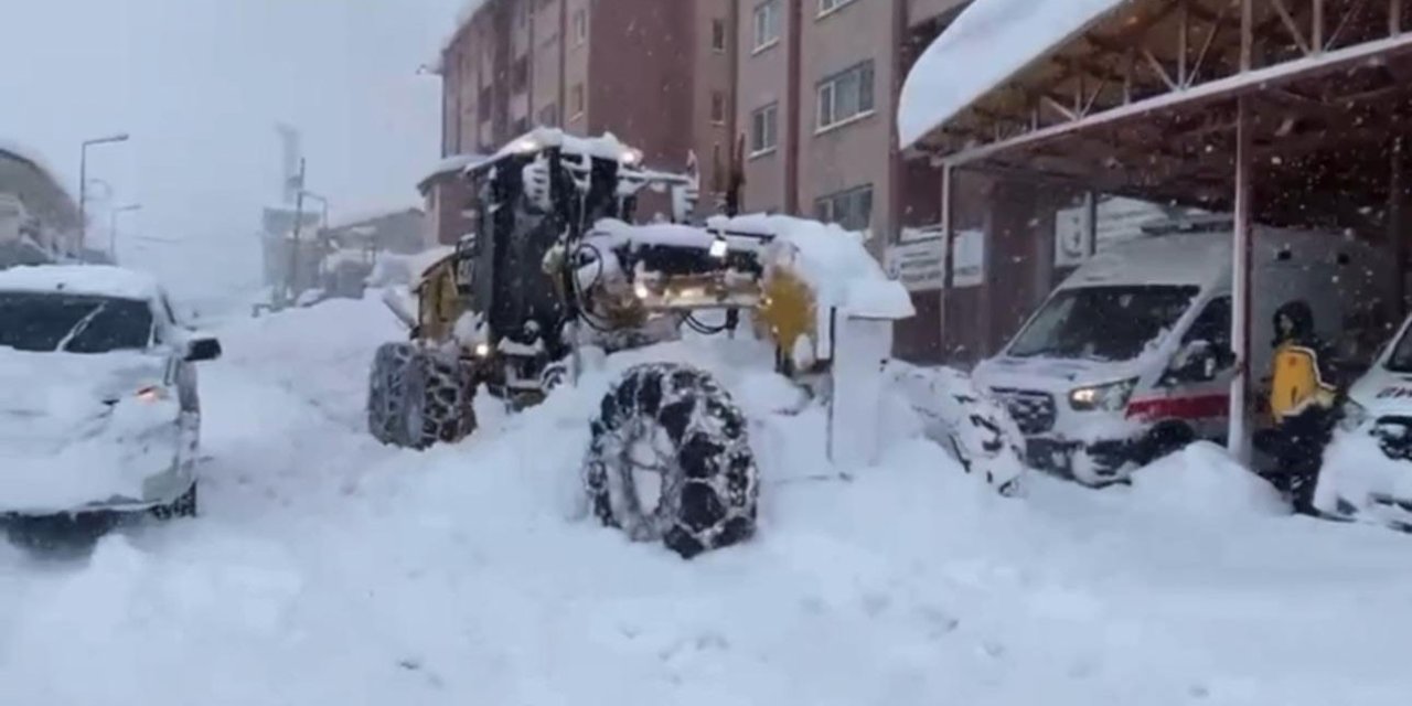 Şırnak’ta Kar Kalınlığı 2 Metreyi Geçti: Hayat Durma Noktasına Geldi