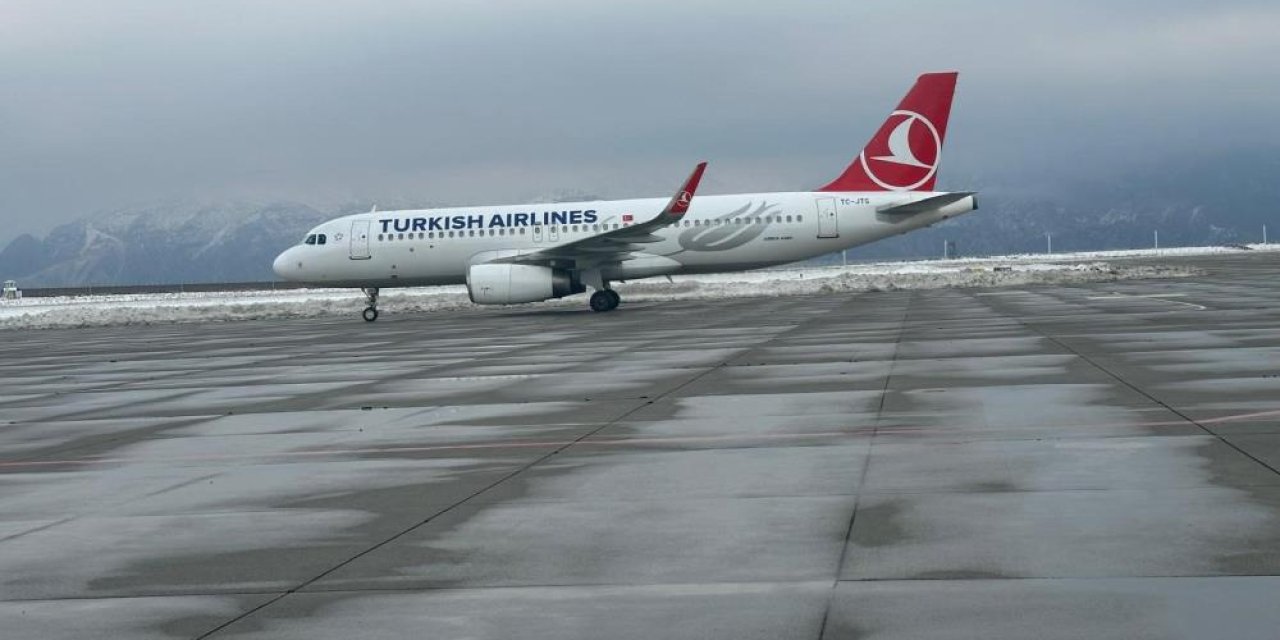 Şırnak Havalimanı’na 3 Gün Sonra İlk Uçak İndi