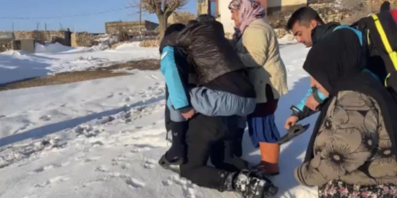 Mardin’de Fedakar Sağlık Personeli: 84 Yaşındaki Hastayı Sırtında Taşıdı
